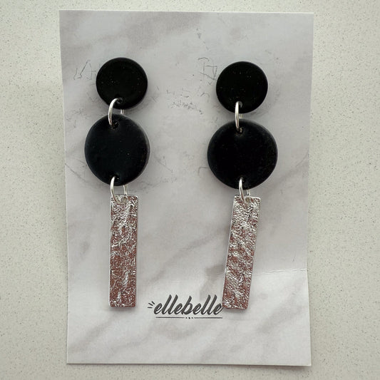 Oorbellen: Oorsteker zwart met zilveren staafje