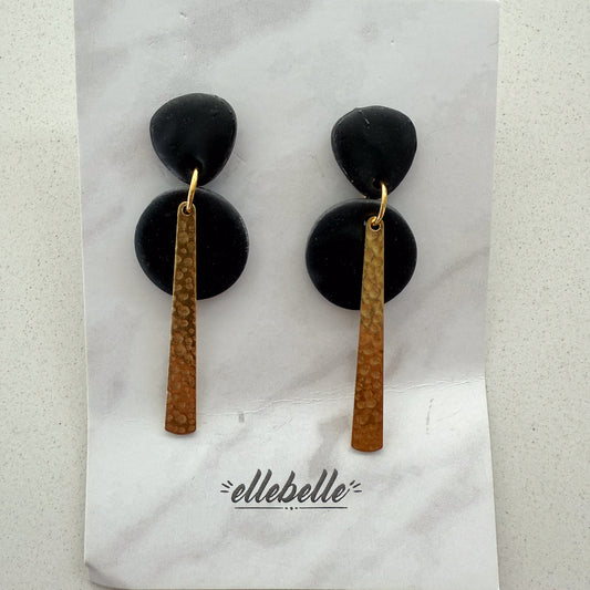 Oorbellen: Oorsteker zwart met gouden staafje getrommeld