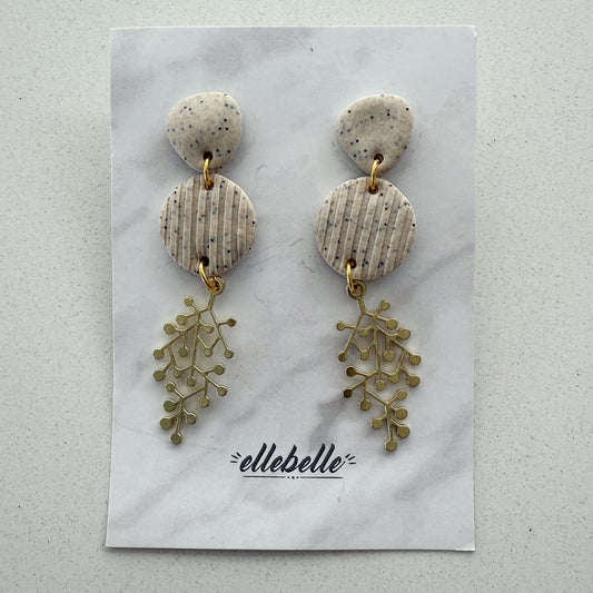 Oorbellen: Oorbellen beige met fantasiehanger goud