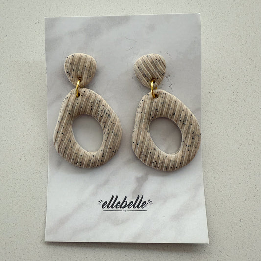 Oorbellen: Statement earring beige