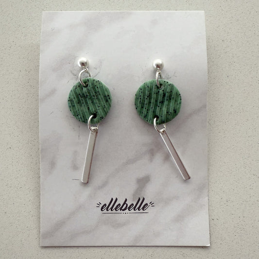 Oorbellen: Oorsteker tussenstuk klei-staafje groen