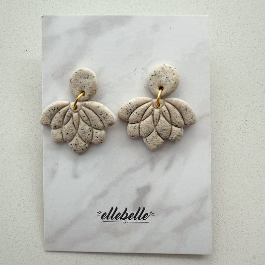 Oorbellen: Lotus oorbellen beige