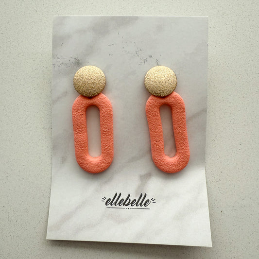 Oorbellen: Oorring ovaal zalmroze