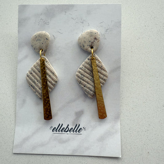 Oorbellen: Oorbellen beige met gouden staafje