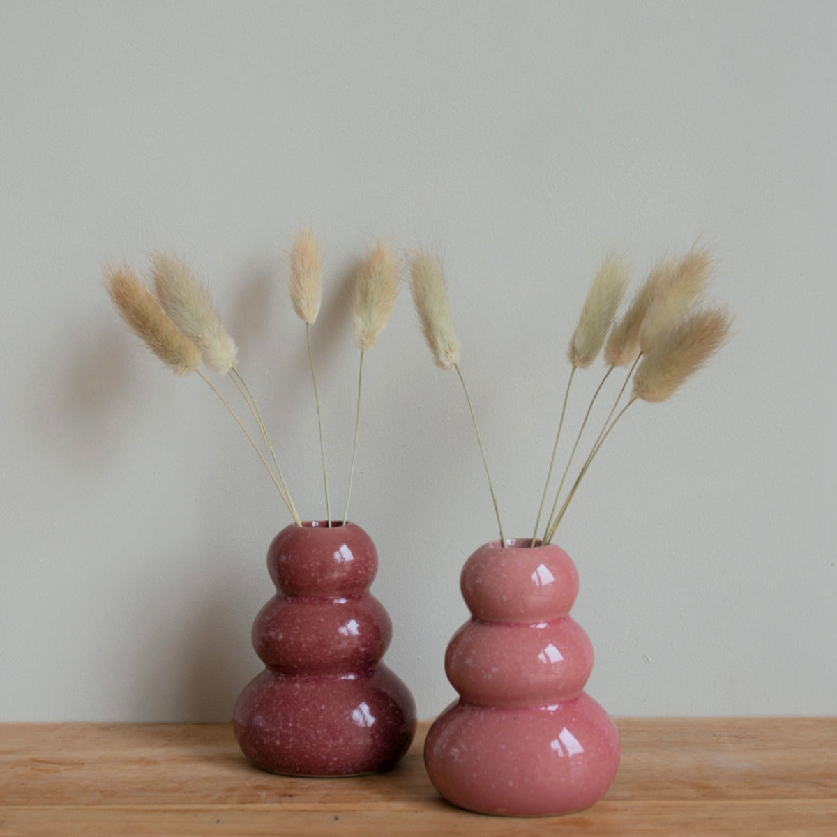 Vaasjes met droogbloemen roze