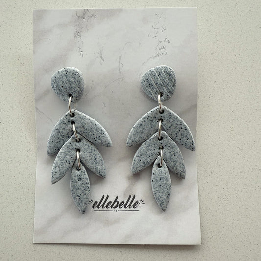 Oorbellen: Statement earring leaf grijs