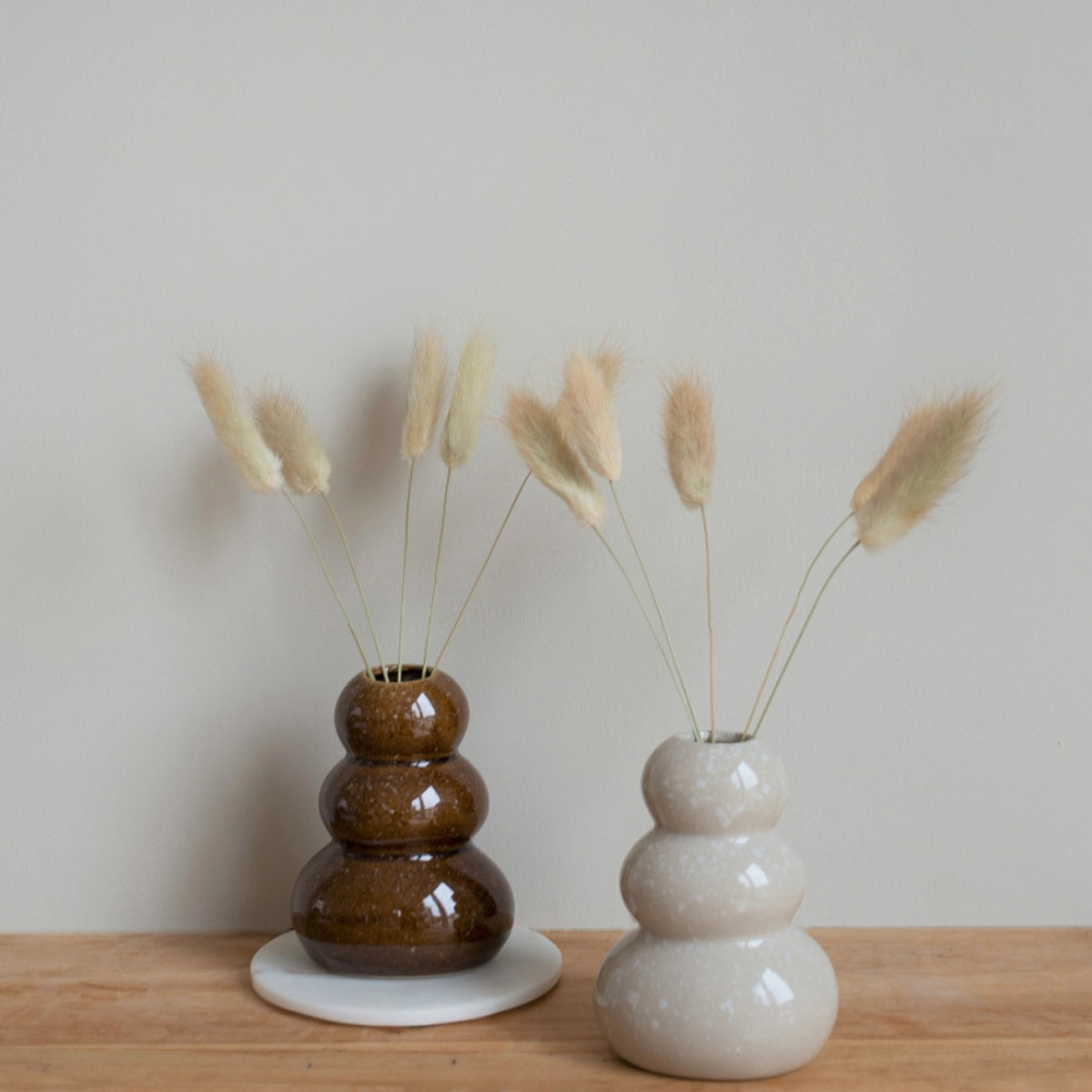 Vaasjes met droogbloemen naturel