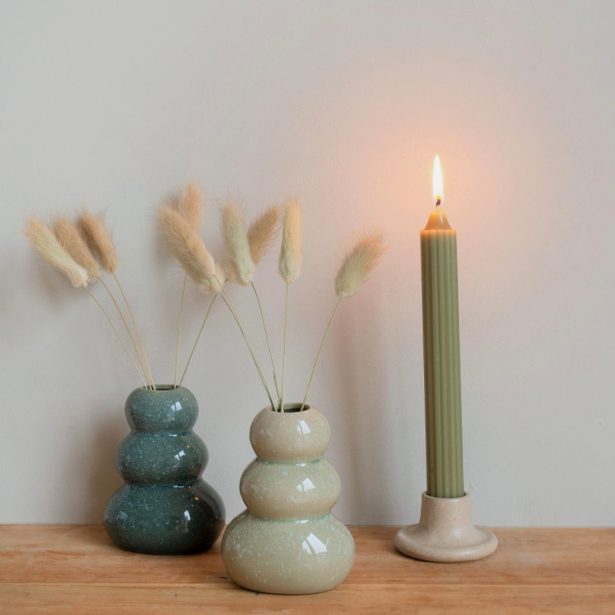 Vaasjes met droogbloemen groen
